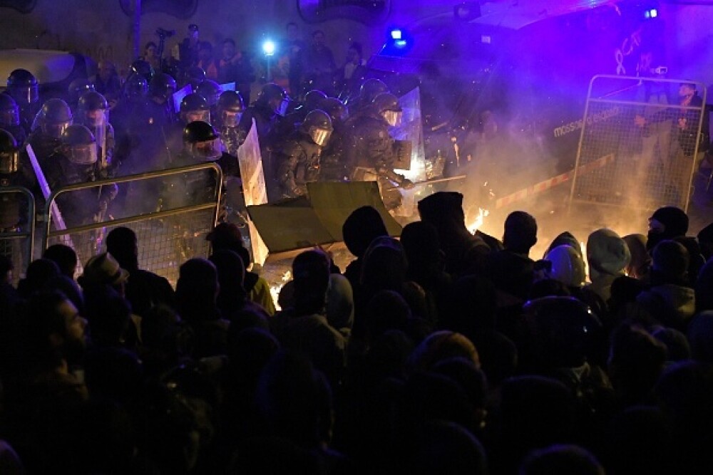 Ciocniri violente în Barcelona. Protestatarii au aruncat cu pietre și torțe - Imaginea 12