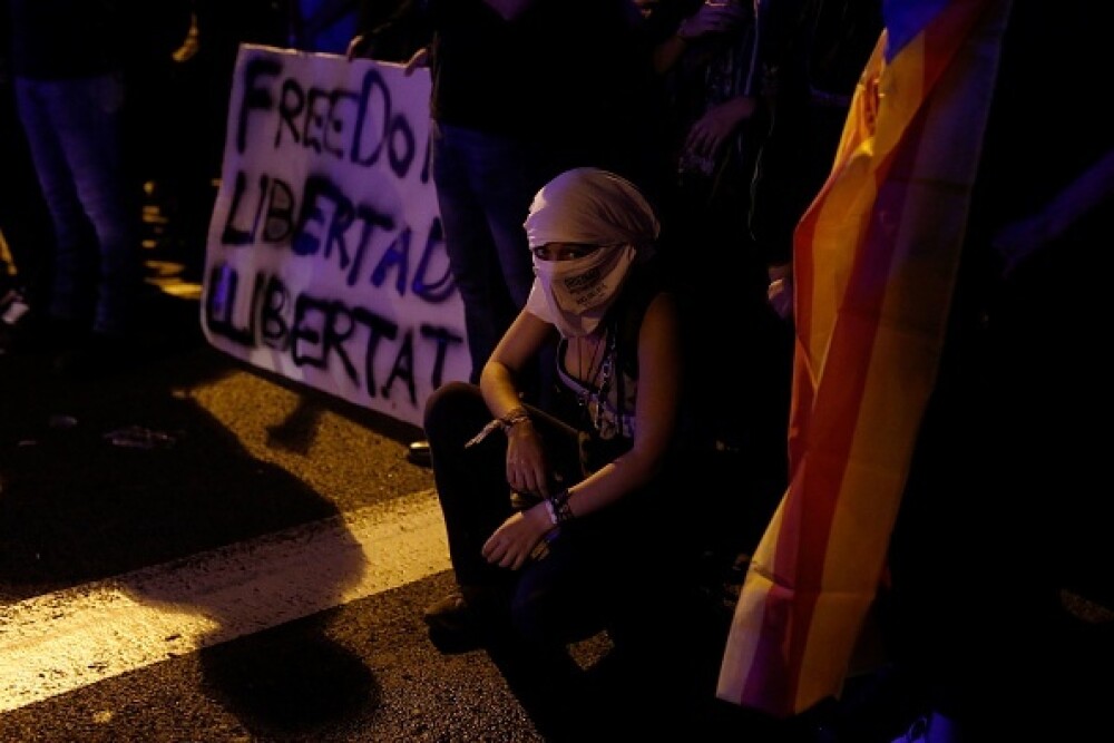 Ciocniri violente în Barcelona. Protestatarii au aruncat cu pietre și torțe - Imaginea 11