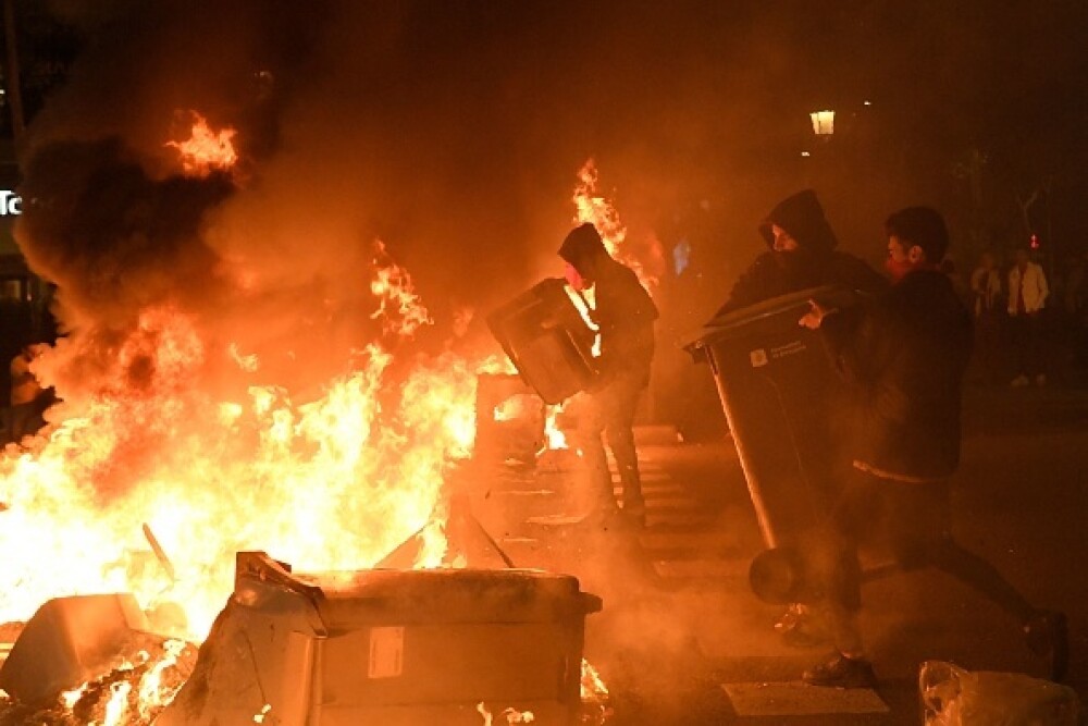 Ciocniri violente în Barcelona. Protestatarii au aruncat cu pietre și torțe - Imaginea 10