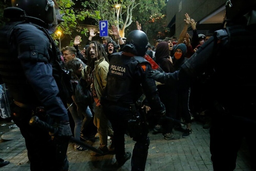 Ciocniri violente în Barcelona. Protestatarii au aruncat cu pietre și torțe - Imaginea 9