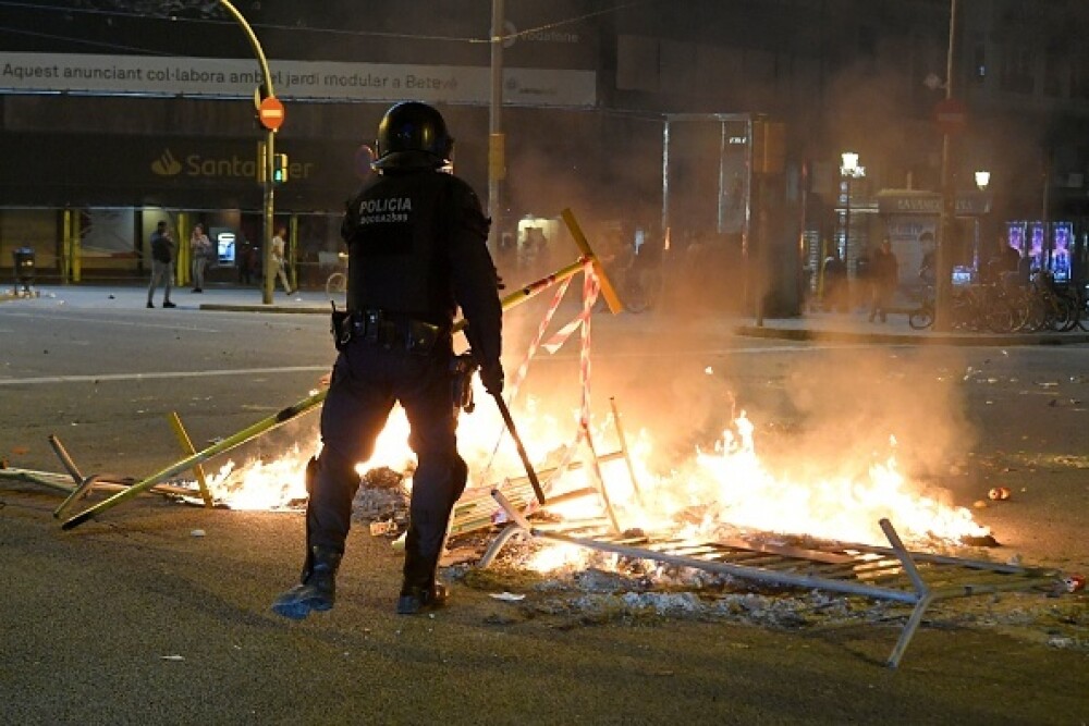 Ciocniri violente în Barcelona. Protestatarii au aruncat cu pietre și torțe - Imaginea 8