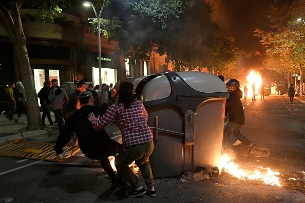 Ciocniri violente în Barcelona. Protestatarii au aruncat cu pietre și torțe - Imaginea 7