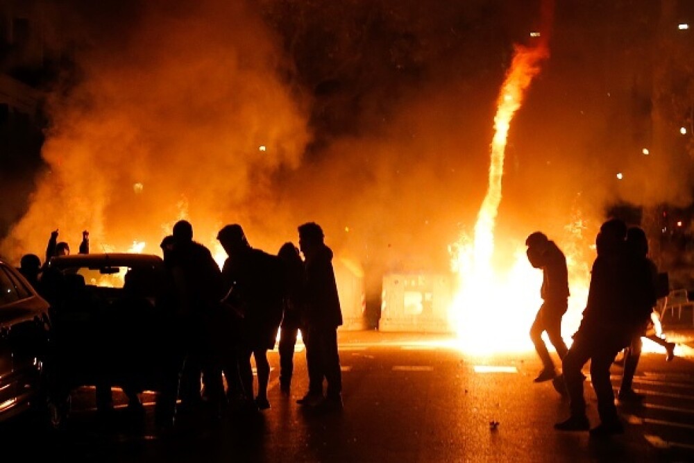 Ciocniri violente în Barcelona. Protestatarii au aruncat cu pietre și torțe - Imaginea 6