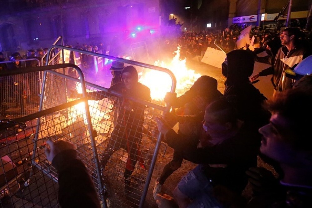 Ciocniri violente în Barcelona. Protestatarii au aruncat cu pietre și torțe - Imaginea 1