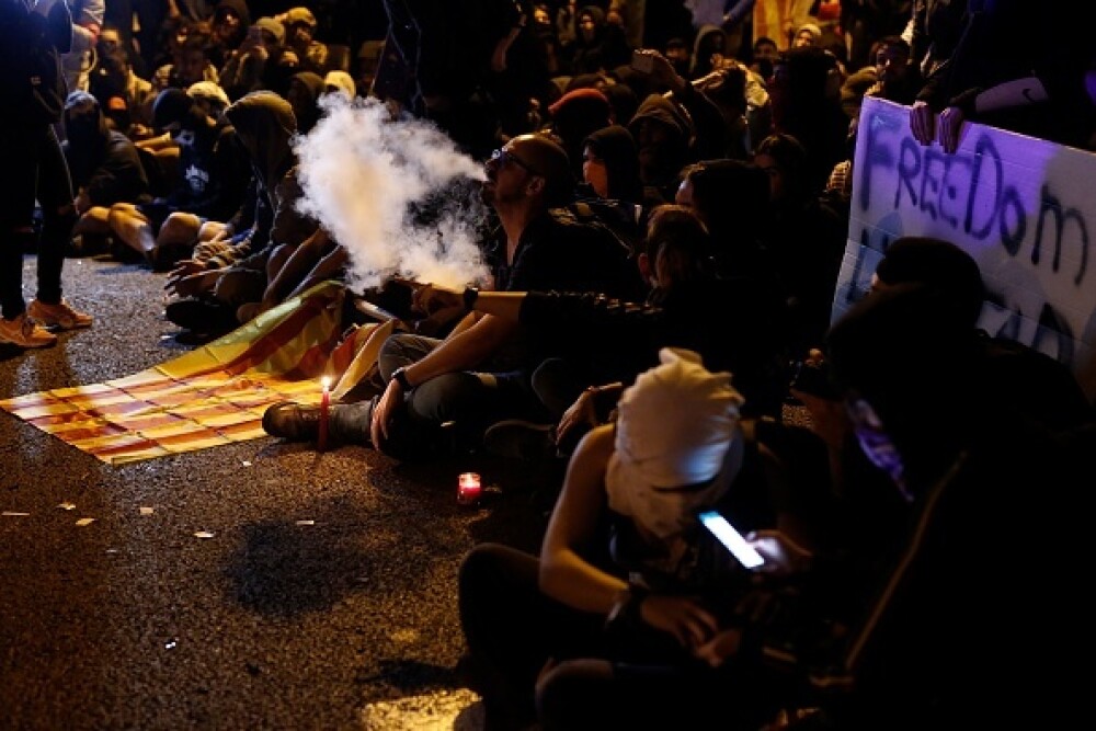 Ciocniri violente în Barcelona. Protestatarii au aruncat cu pietre și torțe - Imaginea 4