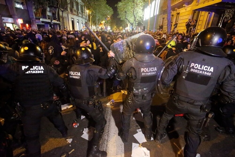 Ciocniri violente în Barcelona. Protestatarii au aruncat cu pietre și torțe - Imaginea 3
