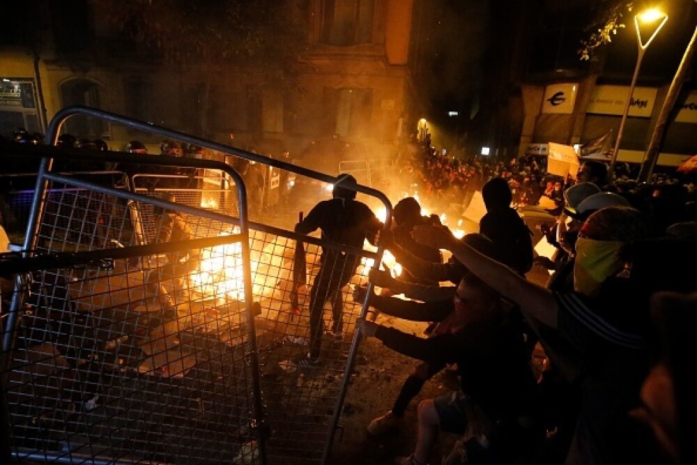 Ciocniri violente în Barcelona. Protestatarii au aruncat cu pietre și torțe - Imaginea 2