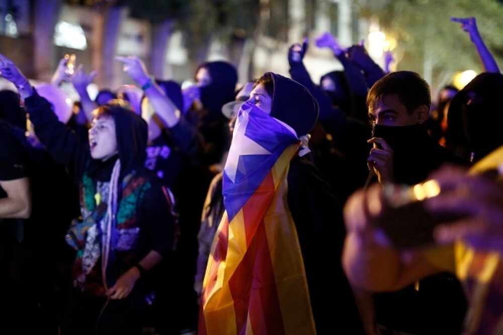 Ciocniri violente în Barcelona. Protestatarii au aruncat cu pietre și torțe - Imaginea 5