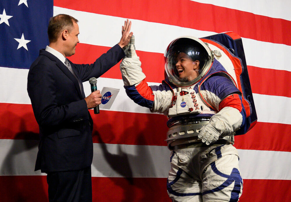 Cum arată costumul spațial purtat de prima femeie astronaut ce va păși pe Lună. FOTO și VIDEO - Imaginea 3
