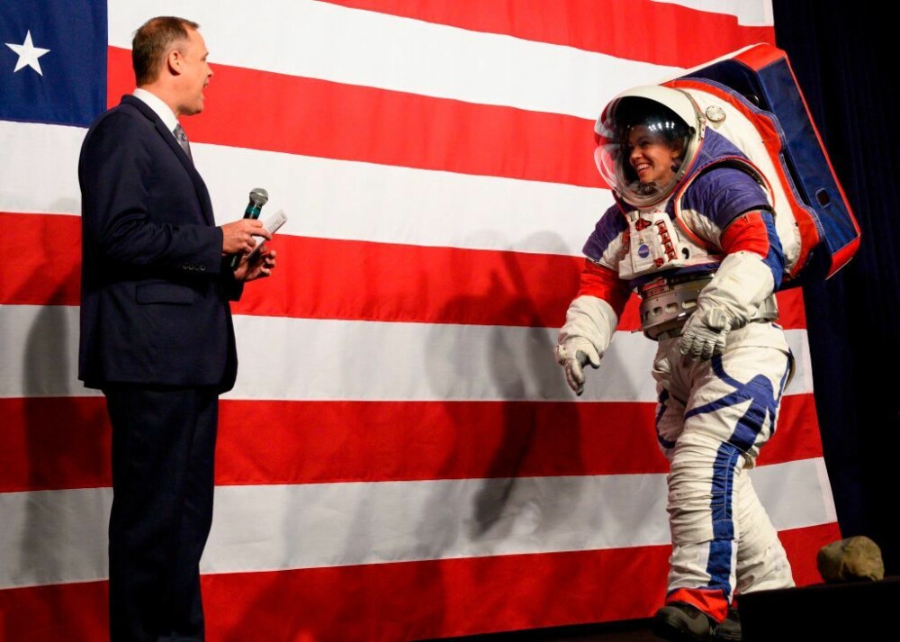 Cum arată costumul spațial purtat de prima femeie astronaut ce va păși pe Lună. FOTO și VIDEO - Imaginea 2