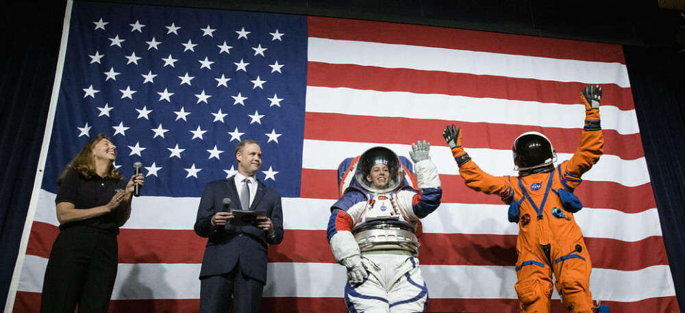 Cum arată costumul spațial purtat de prima femeie astronaut ce va păși pe Lună. FOTO și VIDEO - Imaginea 10