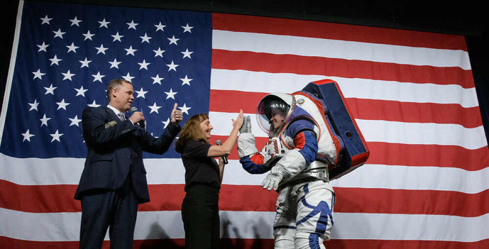 Cum arată costumul spațial purtat de prima femeie astronaut ce va păși pe Lună. FOTO și VIDEO - Imaginea 4