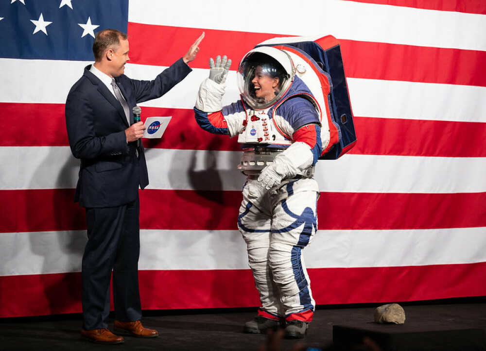 Cum arată costumul spațial purtat de prima femeie astronaut ce va păși pe Lună. FOTO și VIDEO - Imaginea 5