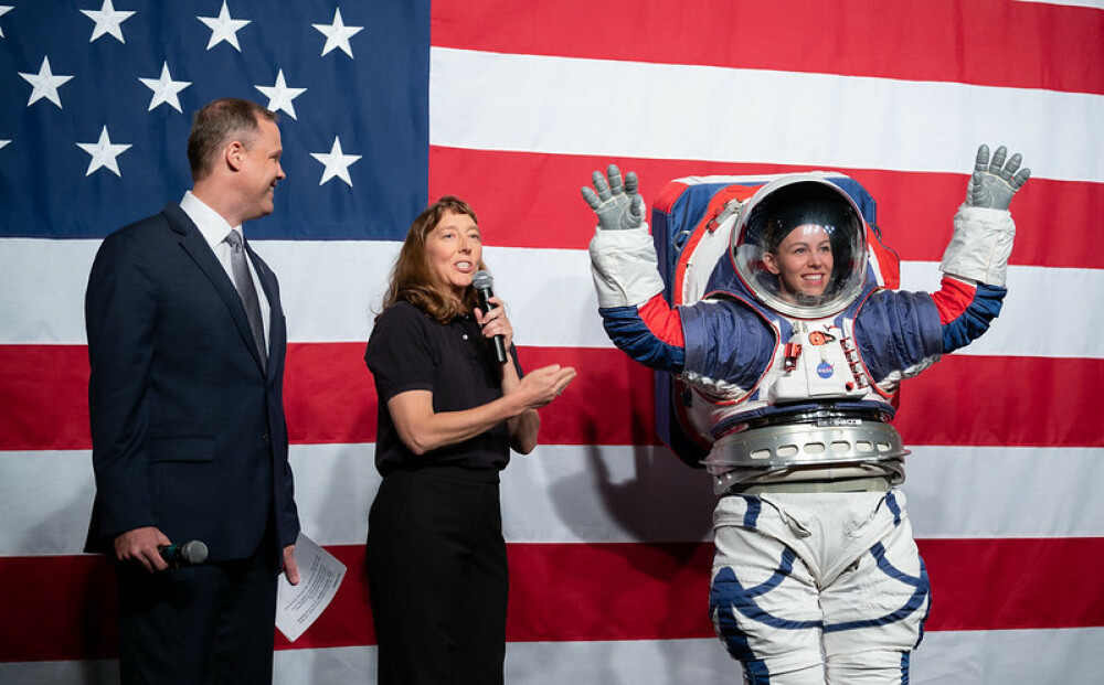 Cum arată costumul spațial purtat de prima femeie astronaut ce va păși pe Lună. FOTO și VIDEO - Imaginea 6
