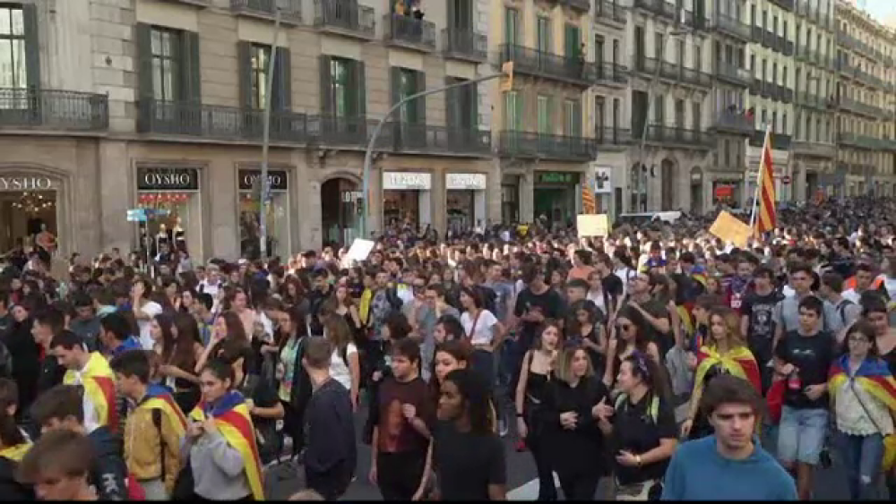 „Război” pe străzile din Barcelona. Protestatarii au incendiat obiecte și au aruncat cu pietre - Imaginea 1