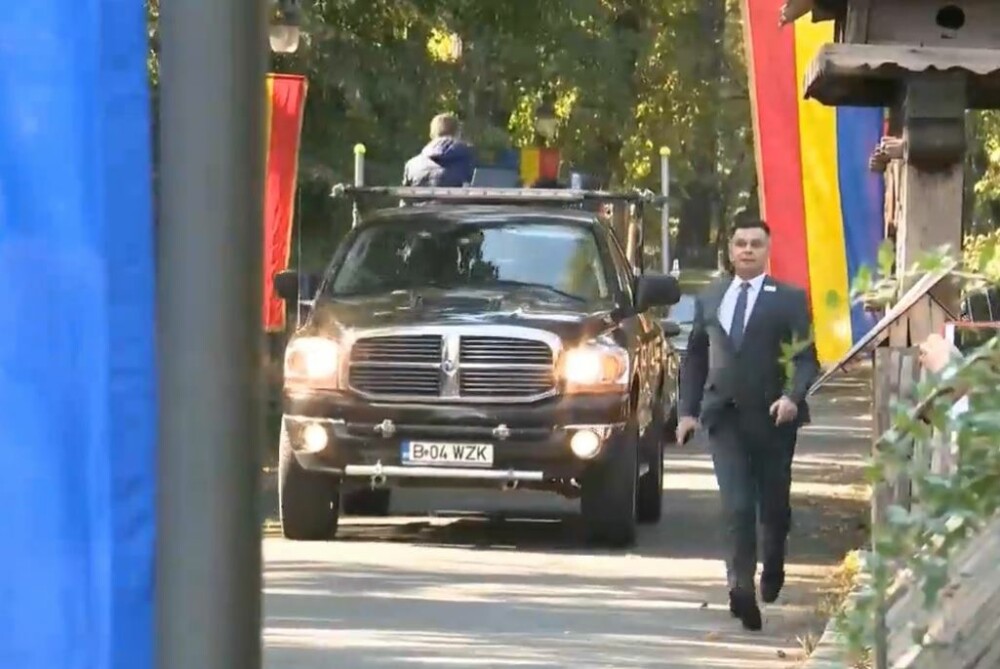 Sicriul reginei-mamă a ajuns la Palatul Victoria