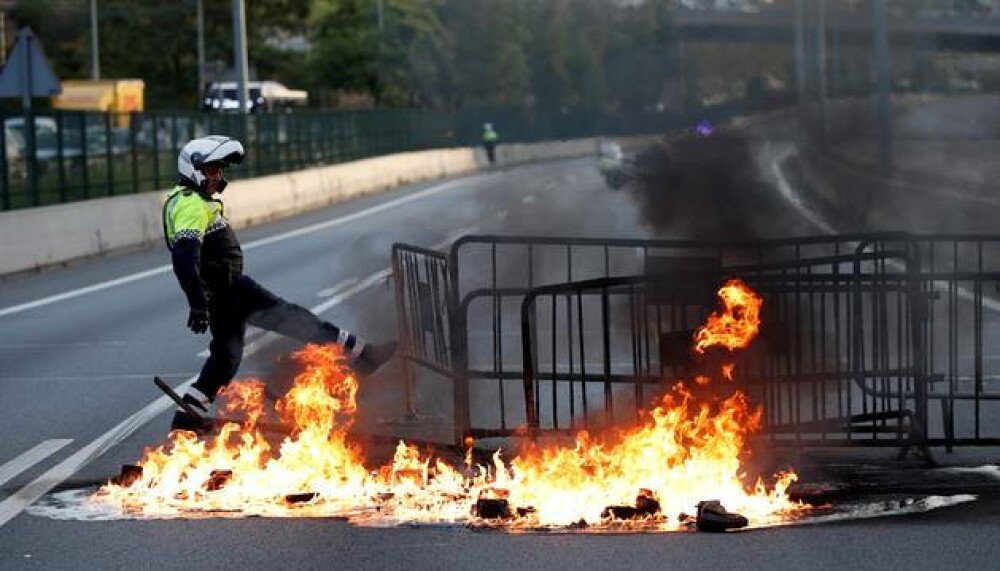 „Război” pe străzile din Barcelona. Protestatarii au incendiat obiecte și au aruncat cu pietre - Imaginea 2
