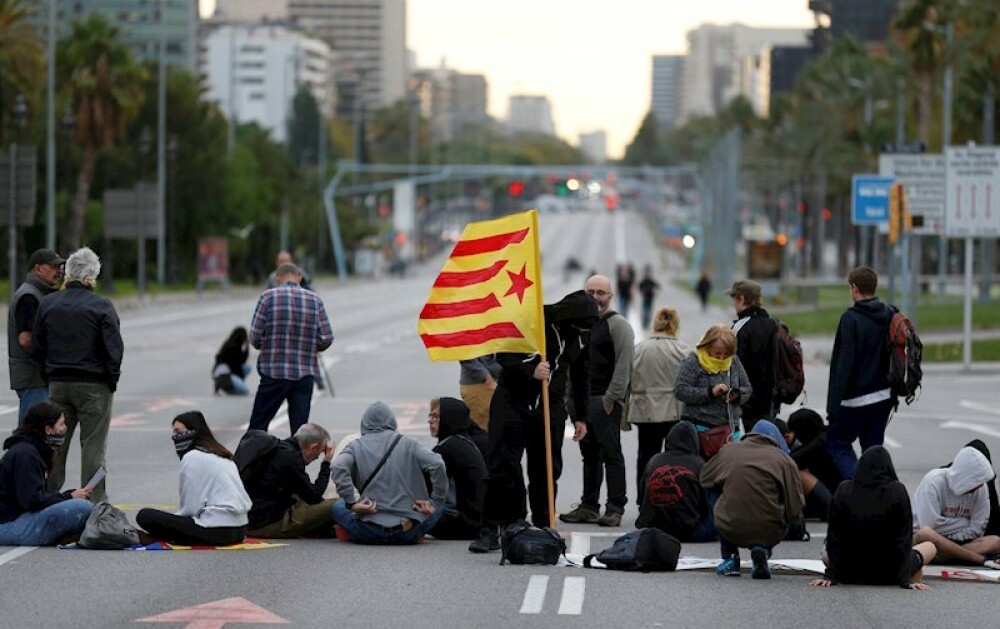 „Război” pe străzile din Barcelona. Protestatarii au incendiat obiecte și au aruncat cu pietre - Imaginea 3