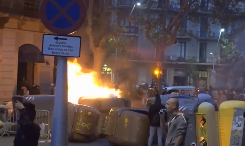 „Război” pe străzile din Barcelona. Protestatarii au incendiat obiecte și au aruncat cu pietre - Imaginea 7