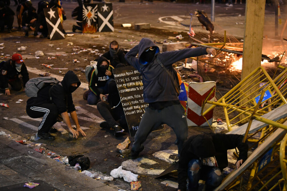 „Război” pe străzile din Barcelona. Protestatarii au incendiat obiecte și au aruncat cu pietre - Imaginea 8