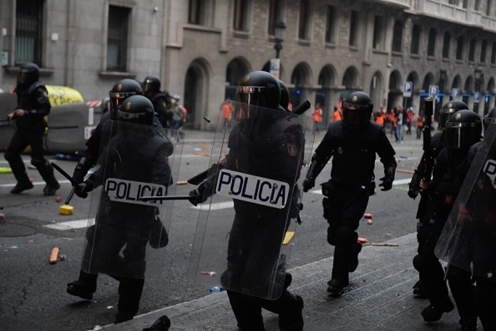 În Catalonia au avut loc cele mai violente proteste din ultimul deceniu: peste 200 de răniți - Imaginea 9