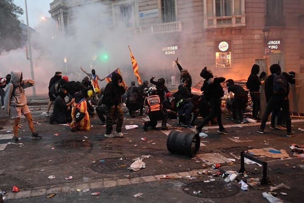 În Catalonia au avut loc cele mai violente proteste din ultimul deceniu: peste 200 de răniți - Imaginea 8