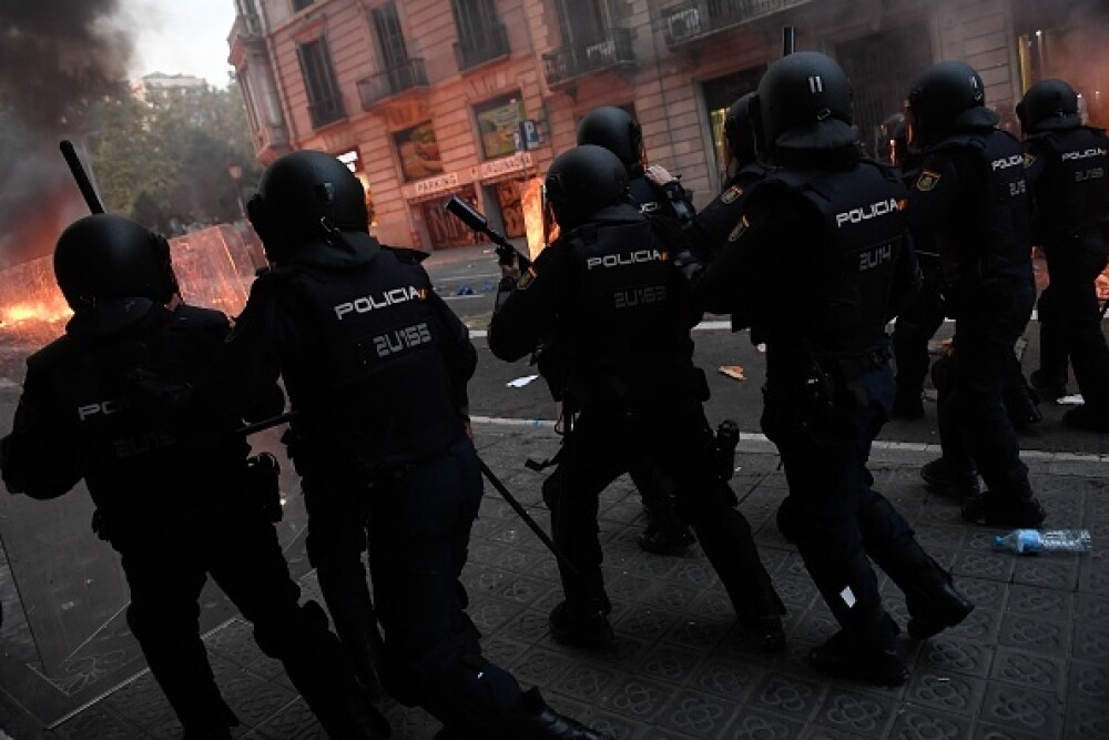 În Catalonia au avut loc cele mai violente proteste din ultimul deceniu: peste 200 de răniți - Imaginea 7