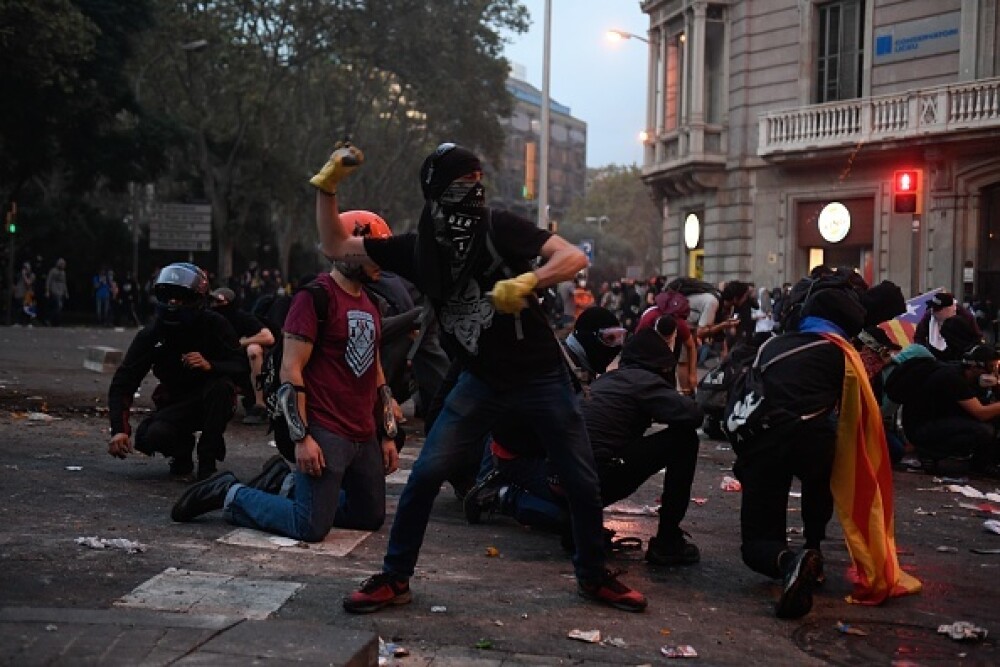 În Catalonia au avut loc cele mai violente proteste din ultimul deceniu: peste 200 de răniți - Imaginea 6