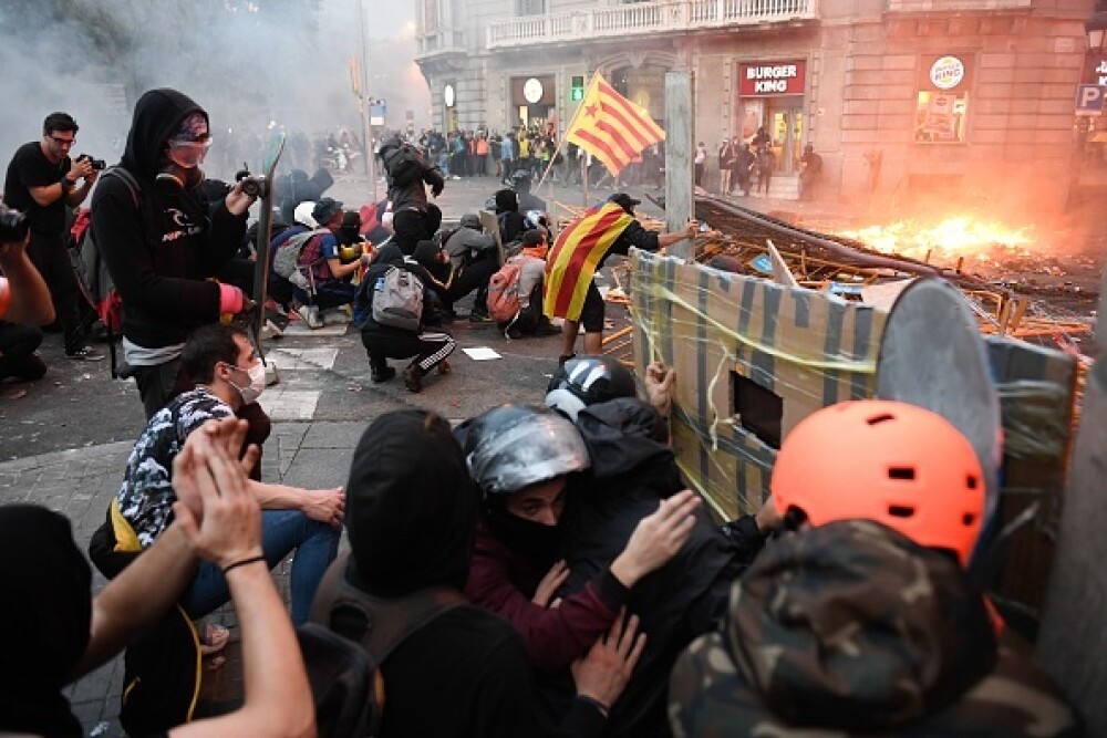 În Catalonia au avut loc cele mai violente proteste din ultimul deceniu: peste 200 de răniți - Imaginea 4