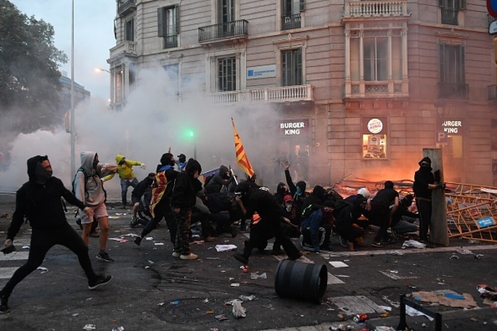 În Catalonia au avut loc cele mai violente proteste din ultimul deceniu: peste 200 de răniți - Imaginea 3