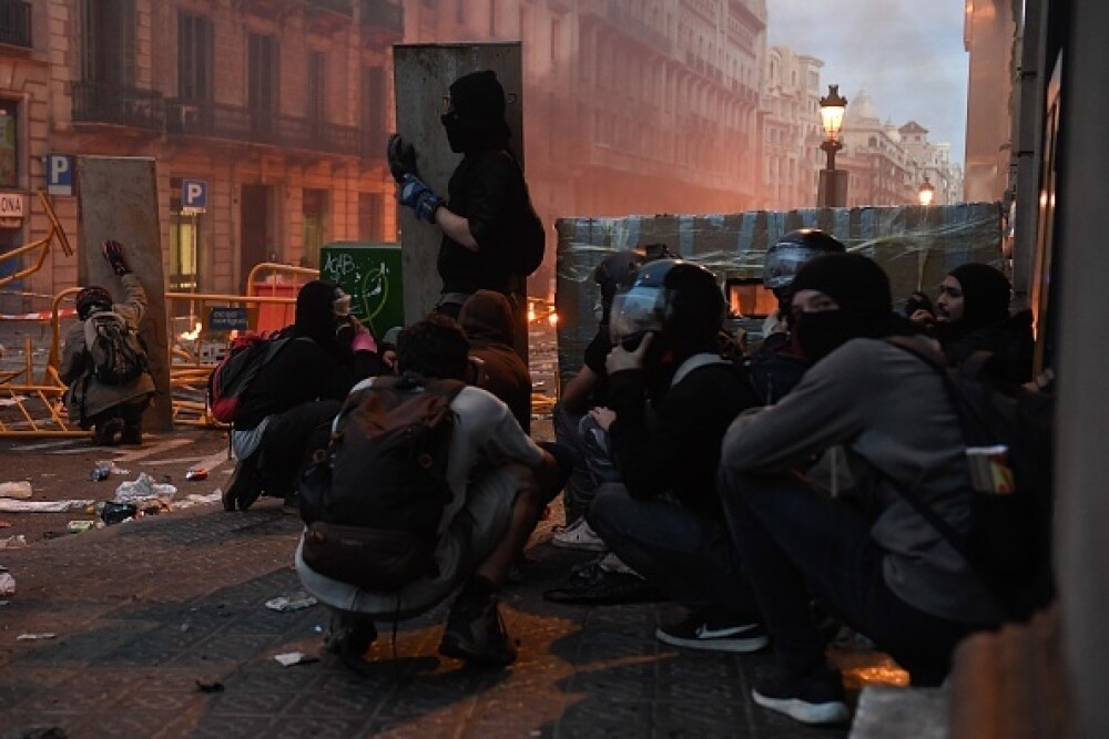 În Catalonia au avut loc cele mai violente proteste din ultimul deceniu: peste 200 de răniți - Imaginea 2