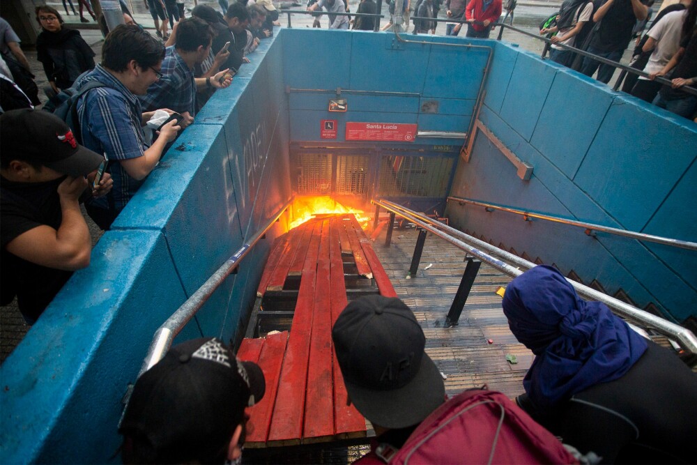 Două persoane au ars de vii în protestele din Chile. Oamenii nu vor prețuri mai mari la metrou - Imaginea 14