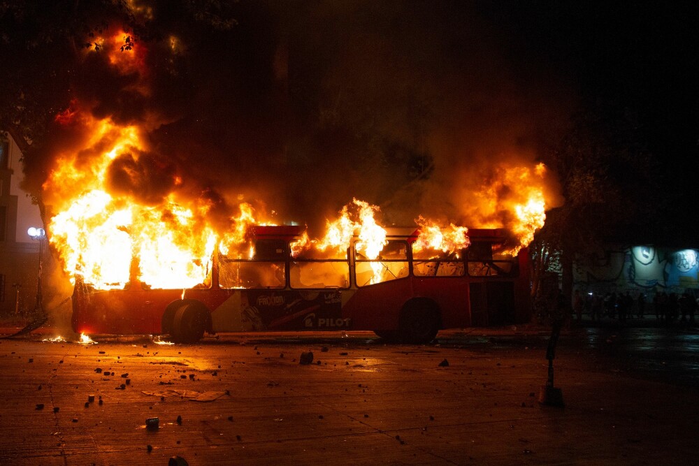 Zgârie-nori incendiat de protestari furioși în Chile. Capitala, devastată de ciocniri violente - Imaginea 6