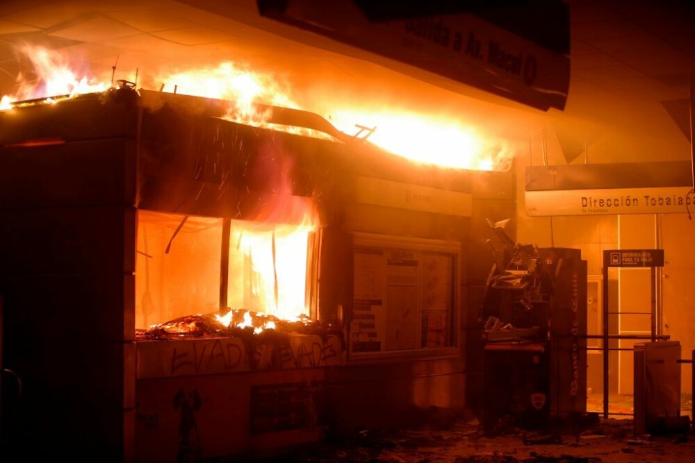 Zgârie-nori incendiat de protestari furioși în Chile. Capitala, devastată de ciocniri violente - Imaginea 5