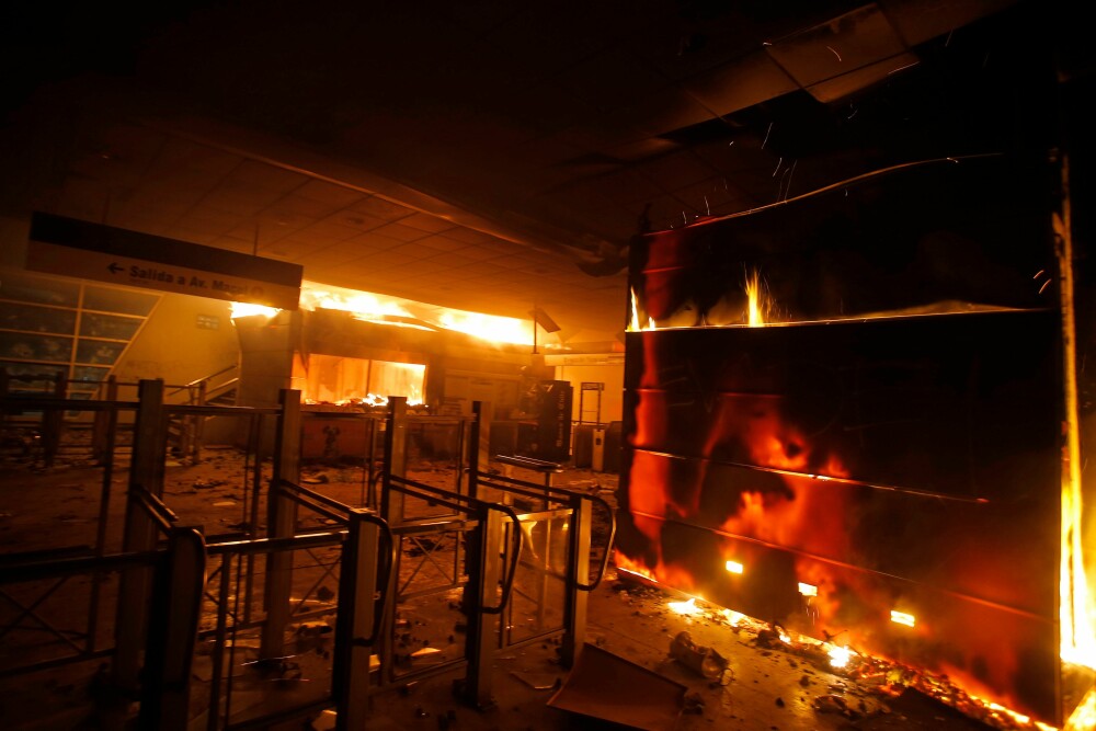 Două persoane au ars de vii în protestele din Chile. Oamenii nu vor prețuri mai mari la metrou - Imaginea 11