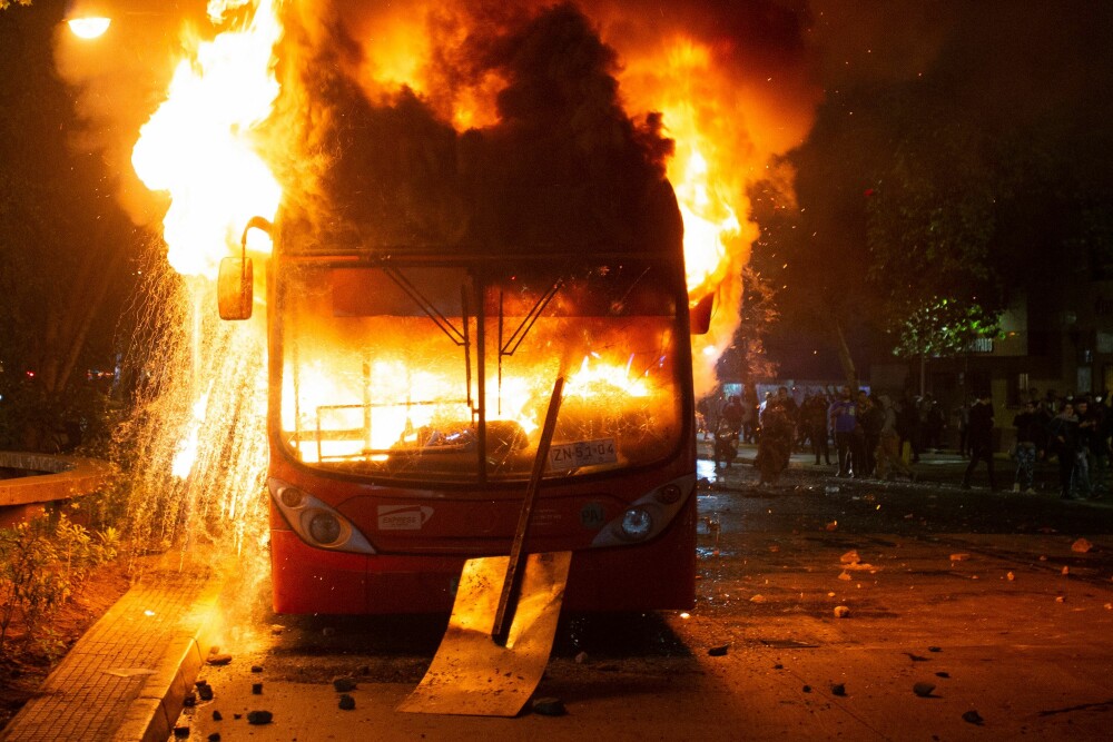Zgârie-nori incendiat de protestari furioși în Chile. Capitala, devastată de ciocniri violente - Imaginea 1