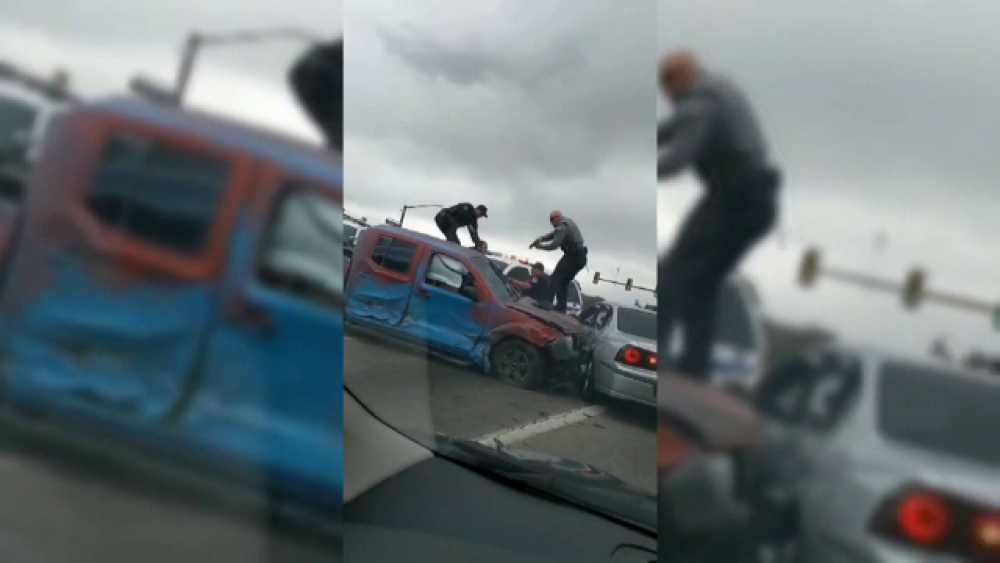 Accident în lanț după o urmărire ca în filme a poliției. „I-au ameninţat cu pistoalele prin geam” - Imaginea 3