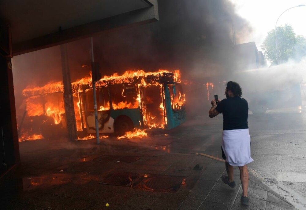Două persoane au ars de vii în protestele din Chile. Oamenii nu vor prețuri mai mari la metrou - Imaginea 3