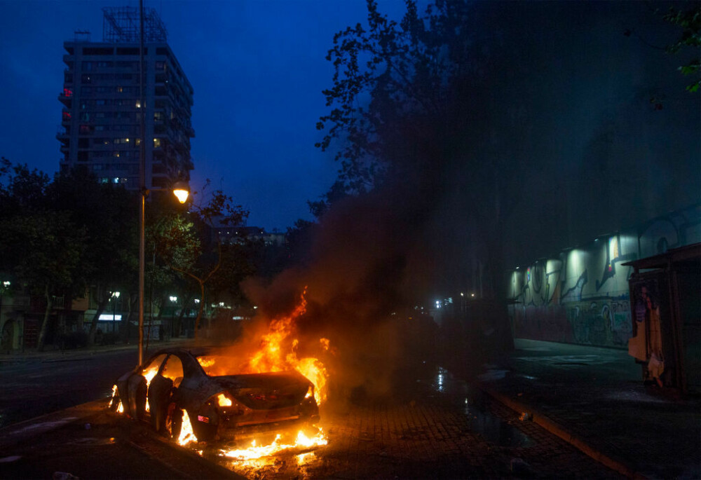 Două persoane au ars de vii în protestele din Chile. Oamenii nu vor prețuri mai mari la metrou - Imaginea 4