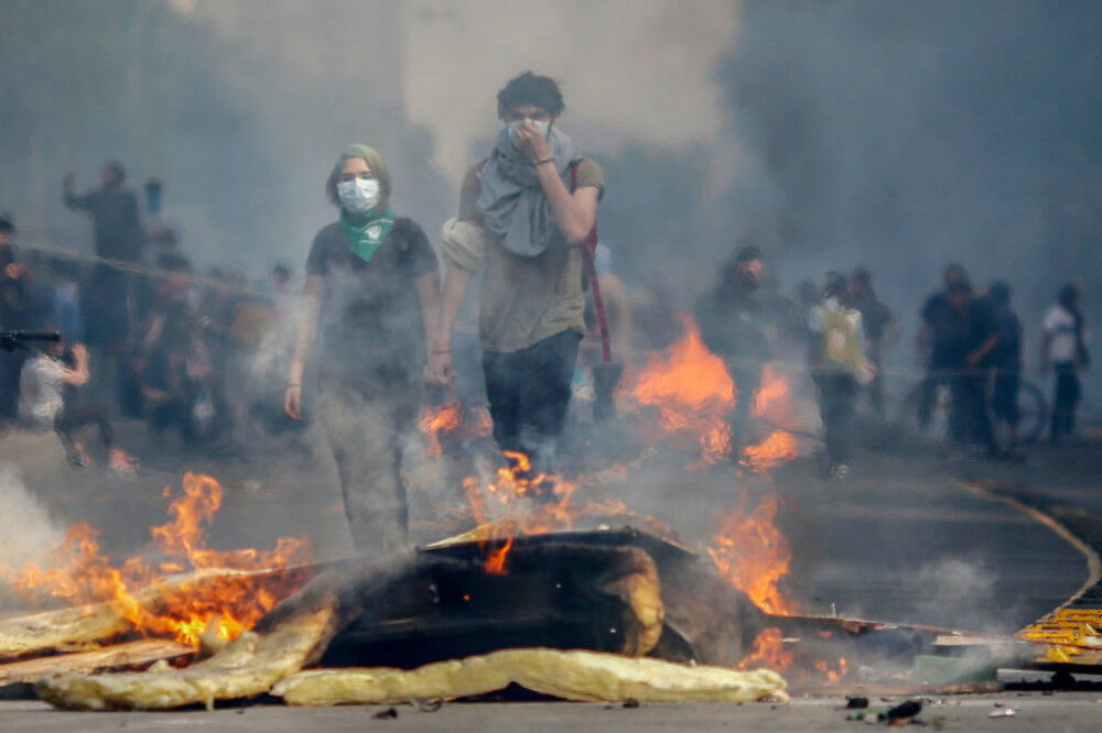 Două persoane au ars de vii în protestele din Chile. Oamenii nu vor prețuri mai mari la metrou - Imaginea 5