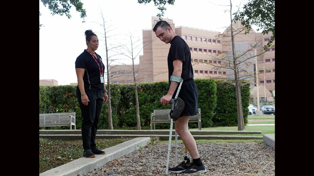 Povestea soldatului care și-a pierdut piciorul într-o misiune NATO. ”Voiam să ajut echipajul” - Imaginea 3