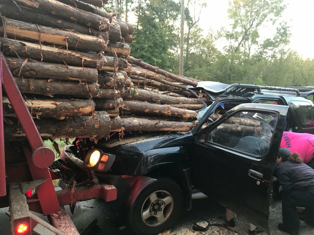 Accident șocant în SUA. Un șofer a intrat cu mașina într-un camion cu lemne - Imaginea 1