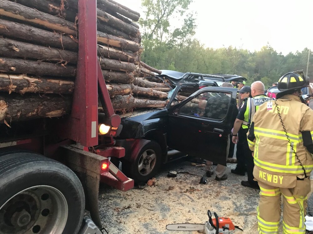 Accident șocant în SUA. Un șofer a intrat cu mașina într-un camion cu lemne - Imaginea 3