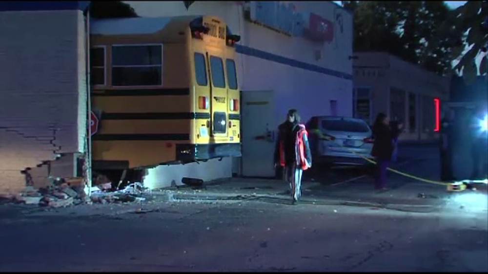 Autobuz plin de elevi, împlicat într-un accident violent în drum spre școală - Imaginea 1