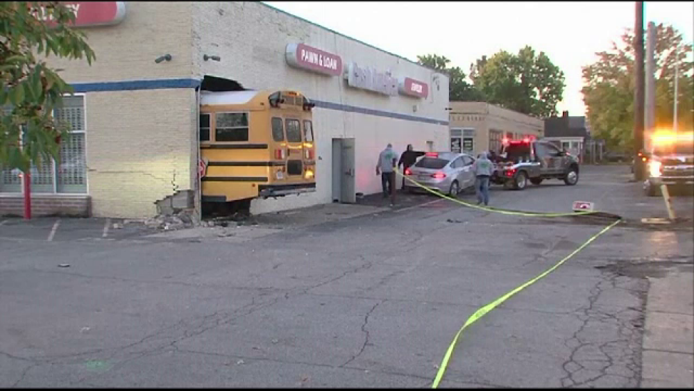 Autobuz plin de elevi, împlicat într-un accident violent în drum spre școală - Imaginea 3