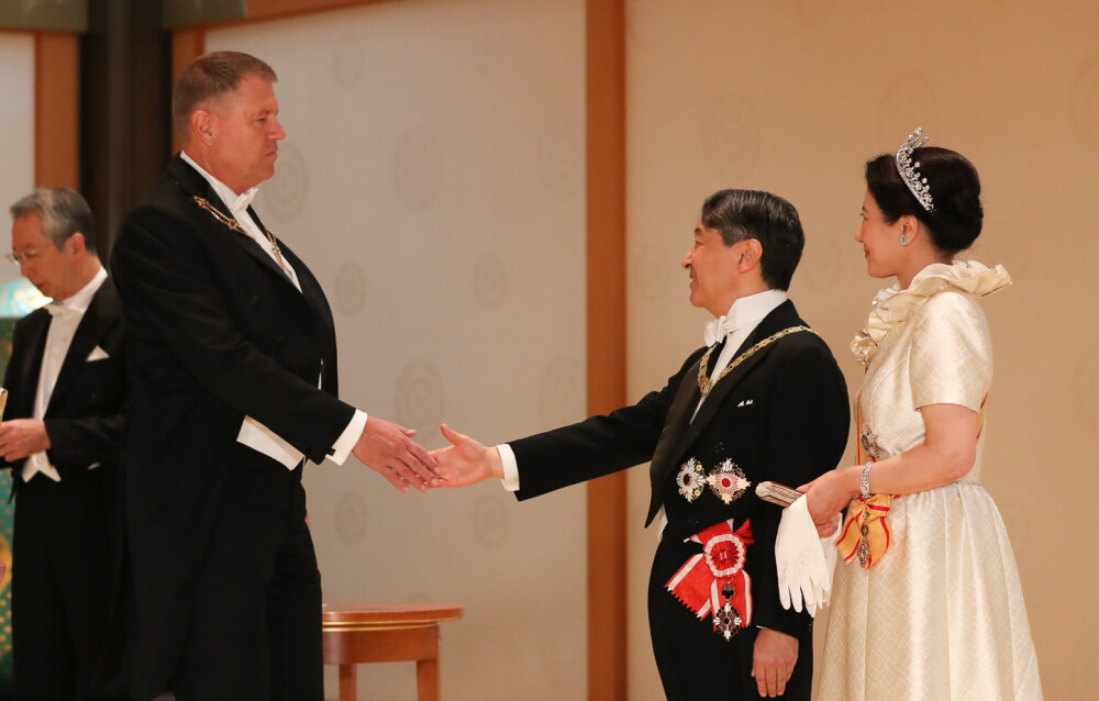 Klaus și Carmen Iohannis, la banchetul imperial din Japonia. Ținutele purtate de cei doi - Imaginea 1