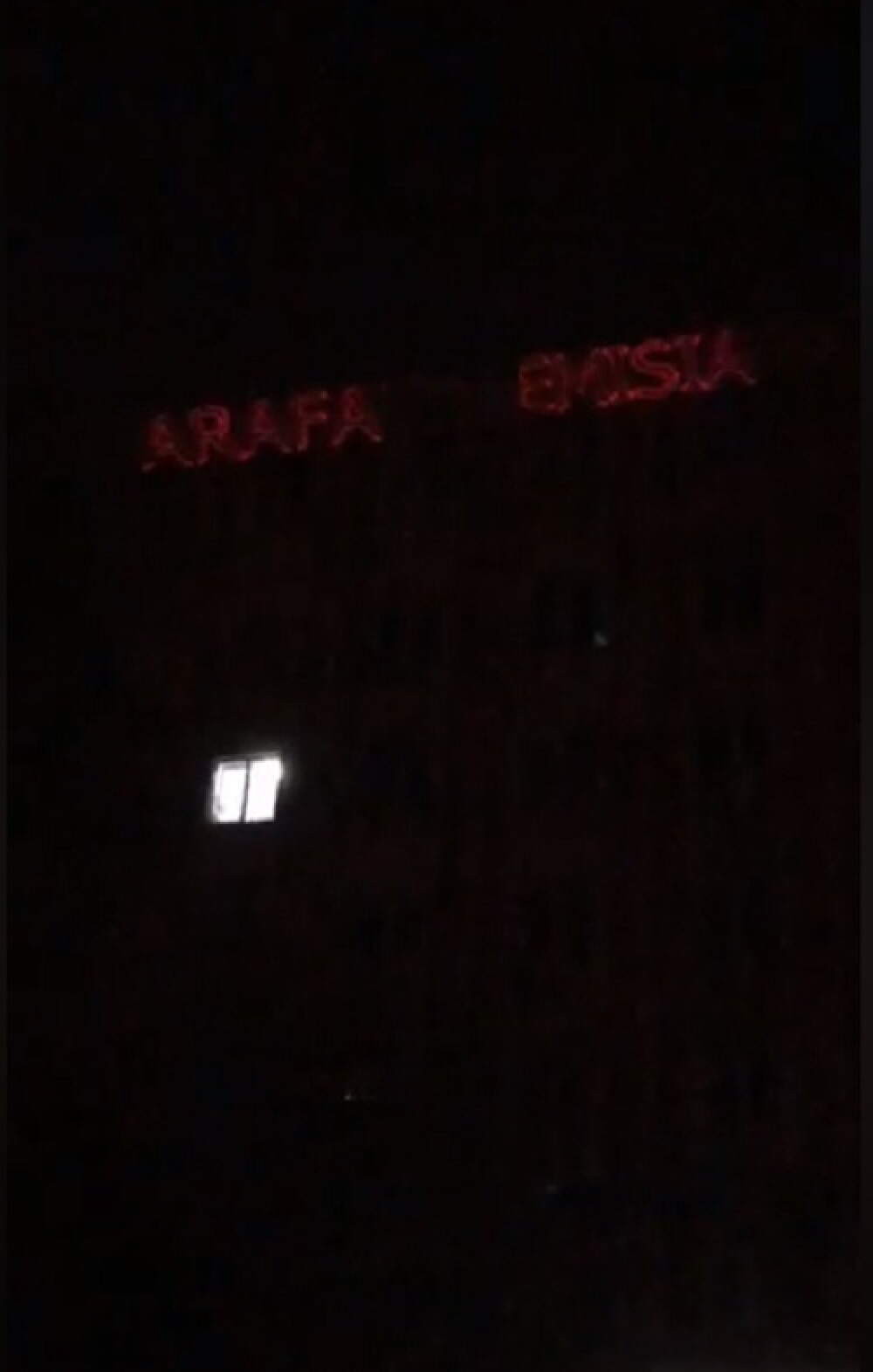 Protest cu paleţi la ISU Bucureşti. Mesaj dur la adresa lui Arafat proiectat pe o clădire - Imaginea 4