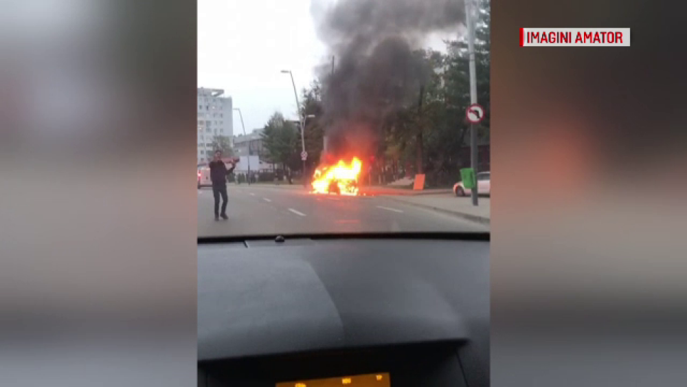 Clipe de panică în Bacău, după ce un autoturism a luat foc în centrul orașului - Imaginea 1