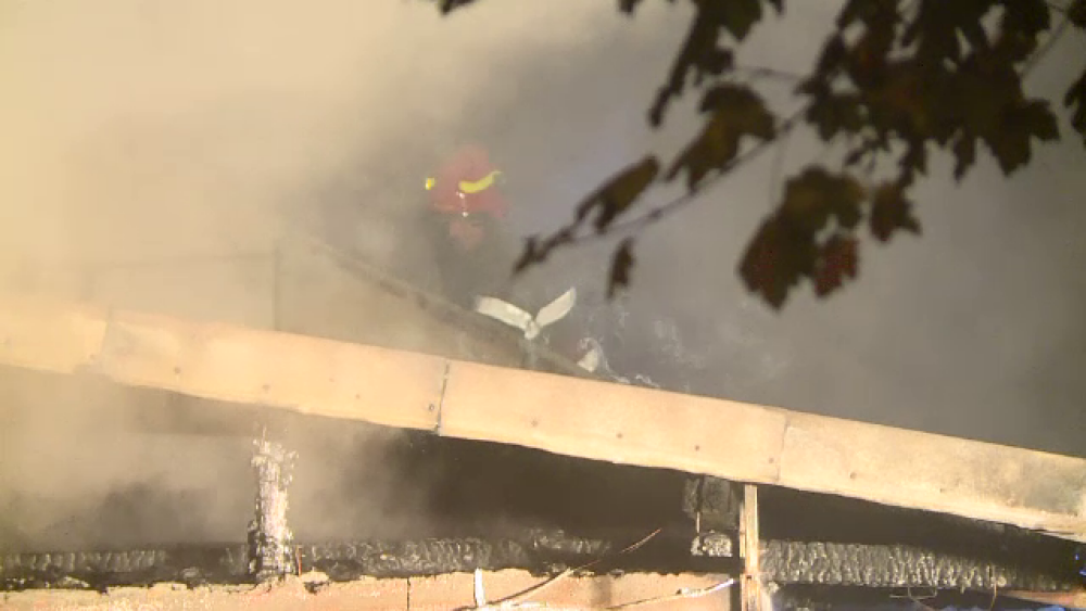 Casă distrusă de flăcări în București. De la ce a izbucnit incendiul - Imaginea 2