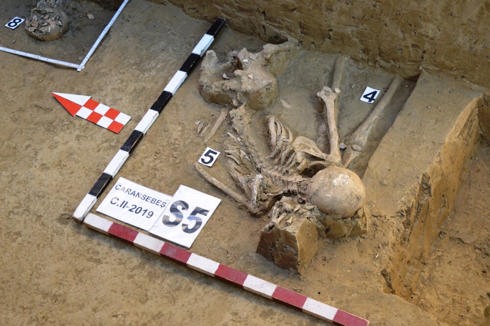Morminte ale victimelor Securității, descoperite în Caransebeș. Ce s-a găsit la două dintre ele - Imaginea 6